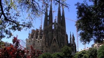 Barcelona. Katedra Sagrada Familia z terminem zakończenia budowy. Trwa od 144 lat