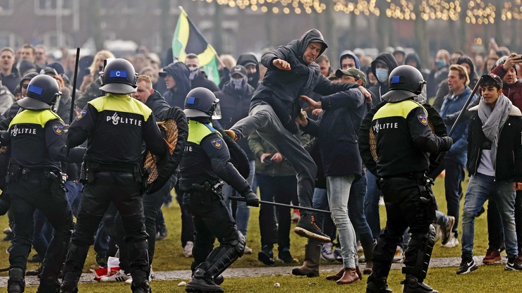 Starcia z policją na ulicach Amsterdamu. Holendrzy mają dość lockdownu