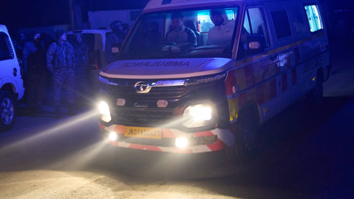 Taksówka zmiażdżona przez ciężarówki w Indiach. Nie żyje Polak