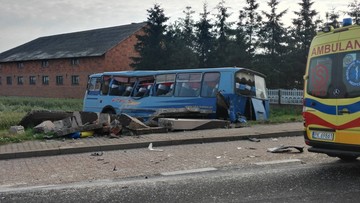 Dziesięć osób rannych, w tym dwie ciężko, w zderzeniu autobusu z ciężarówką w Wielkopolsce