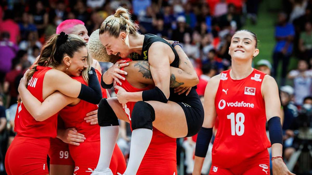 Siatkarki Turcji świętują po wygranym meczu, przytulając się i okazując radość.