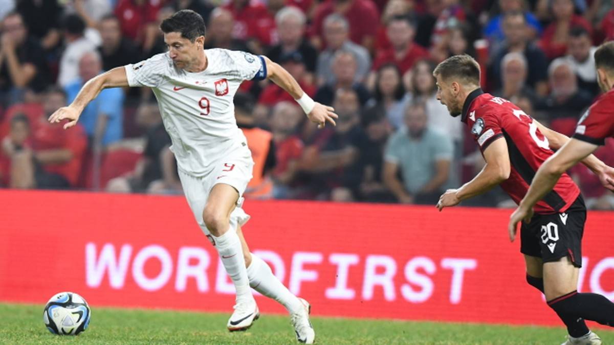 Robert Lewandowski z piłką na boisku podczas meczu.