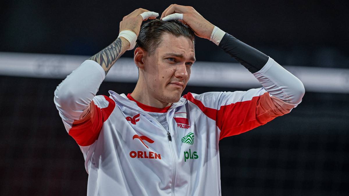 Siatkarz w koszulce reprezentacji Polski z rękami na głowie.