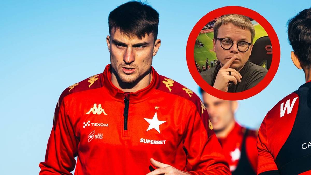 Piłkarz Wisły Krak&oacute;w w czerwonym stroju treningowym.