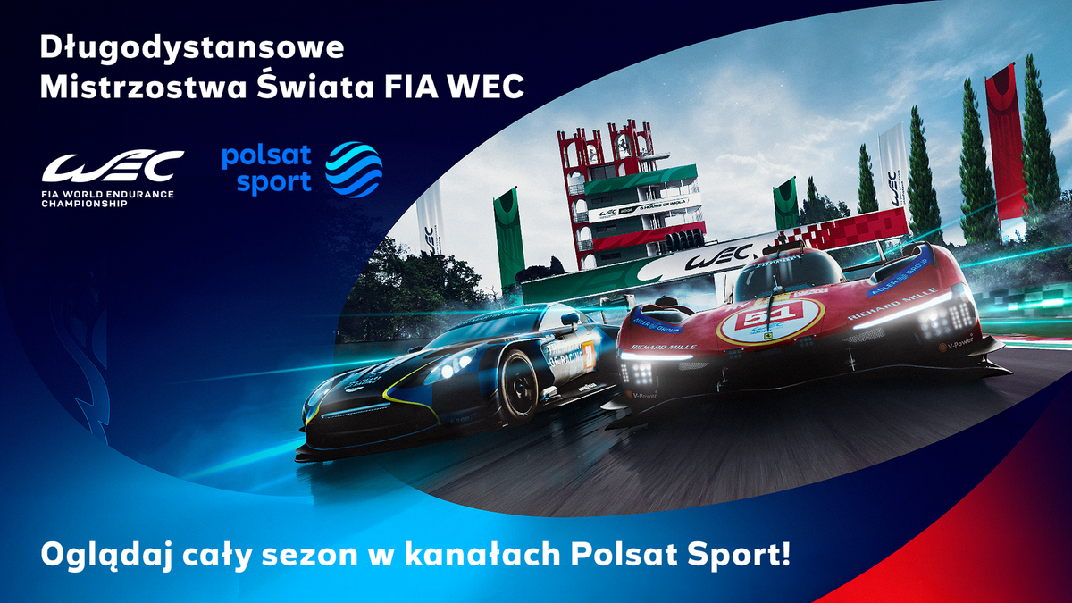 Dwa samochody wyścigowe ścigają się na torze wyścigowym, z logo WEC i Polsat Sport. Na tle znajduje się trybuna z włoską flagą.