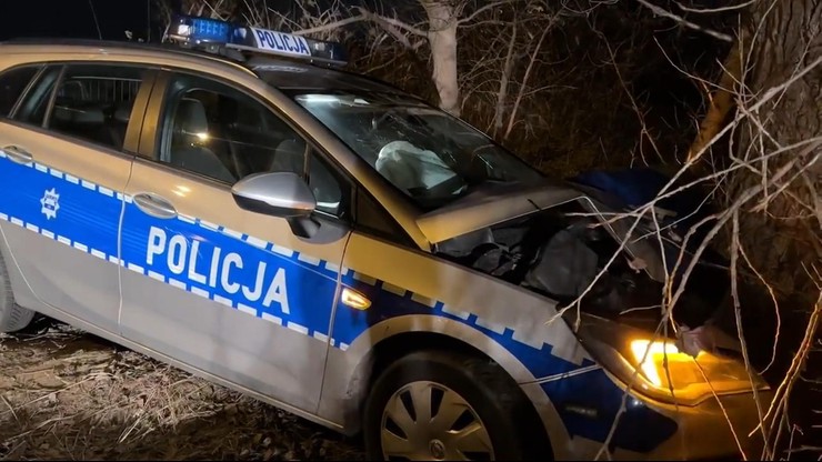 Radiowóz, którym przewożono nastolatki rozbił się na drzewie. Ruszyło śledztwo