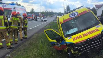 Wypadek z udziałem karetki. Cztery osoby zostały ranne