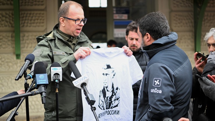Przemyśl. Prezydent Bakun chciał wręczyć Salviniemu koszulkę z wizerunkiem Putina