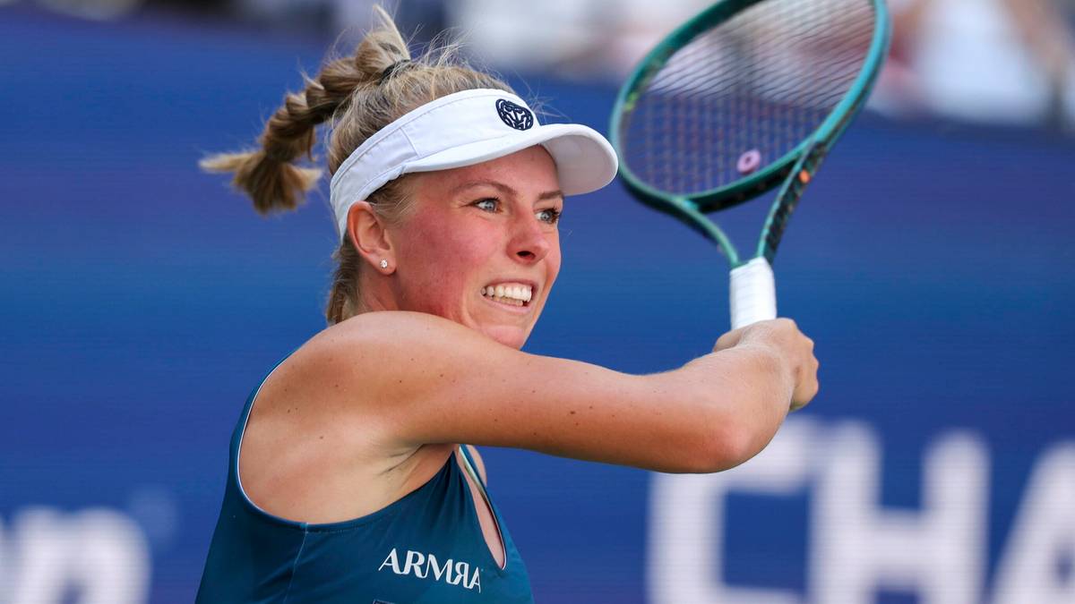 Tenisistka Magdalena Fręch podczas meczu, z rakietą w dłoni, skupiona na uderzeniu.