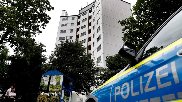 Prewencyjna ewakuacja wieżowca w Wuppertalu. Po pożarze w Londynie