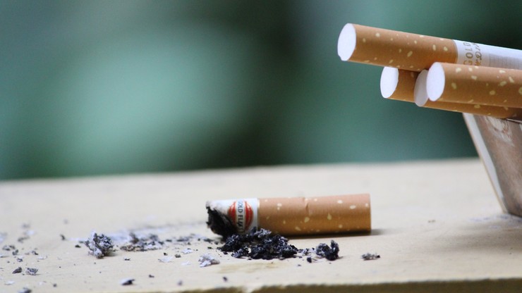 Palenie a ryzyko COVID-19. Nowe badania obalają wcześniejsze hipotezy