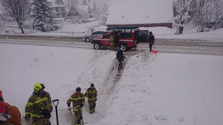 Ratownicy zrobili przejście w śniegu przez pole.