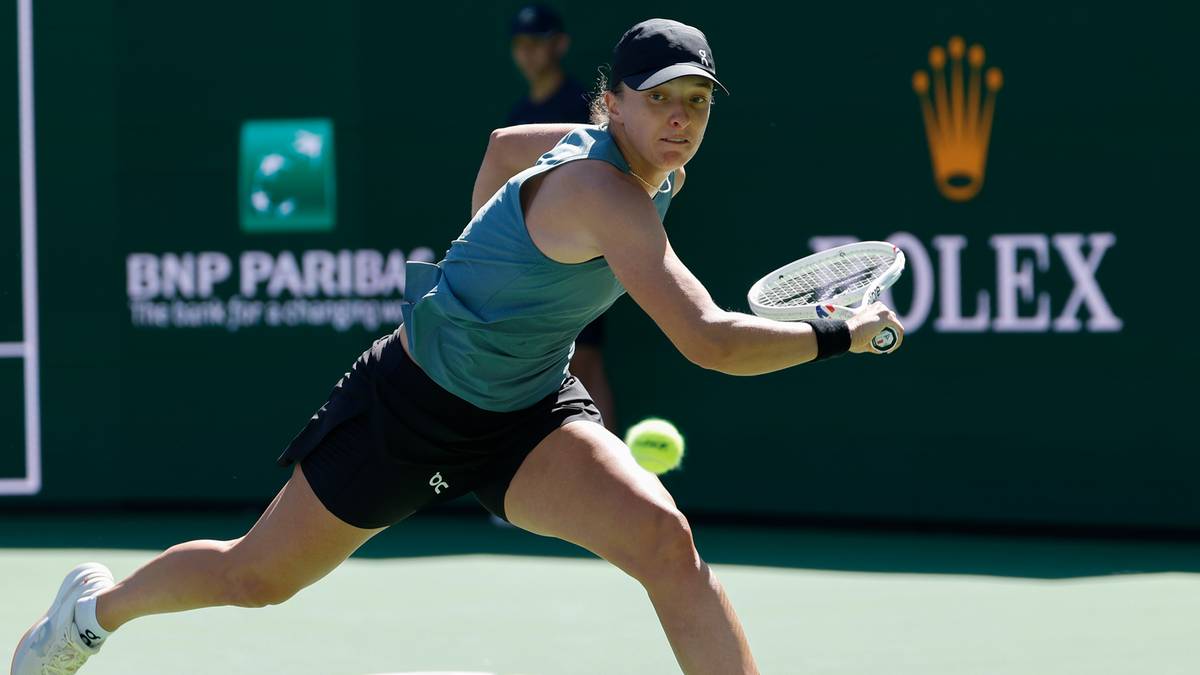 Tenisistka w akcji podczas meczu, wykonująca forhend.