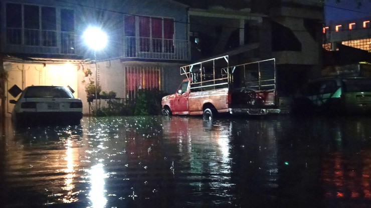 Meksyk. Gwałtowne powodzie. Woda porywała samochody, nie żyją co najmniej dwie osoby
