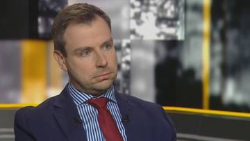 Portret Mateusza Mazziniego w garniturze i krawacie, z lekko zamyśloną miną.