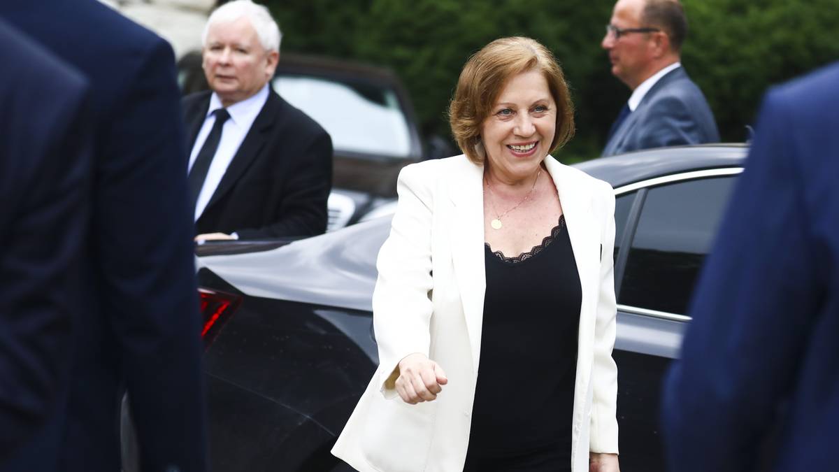 Barbara Skrzypek, była współpracowniczka Jarosława Kaczyńskiego, w białej marynarce.