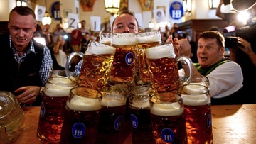 Przeniósł 27 kufli piwa. Bawarczyk rekordzistą świata w podnoszeniu złocistego trunku
