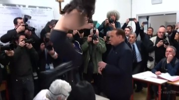 Półnaga aktywistka wskoczyła na stół komisji wyborczej przed Berlusconim