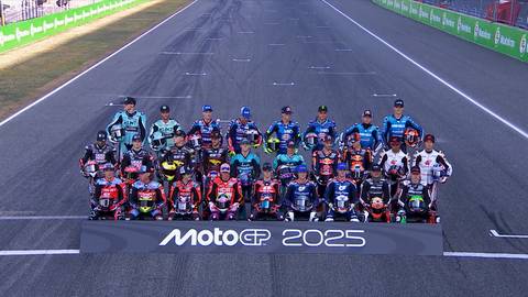 Grupowe zdjęcie zawodnik&oacute;w MotoGP 2025 w klasach Moto2 i Moto3 na torze wyścigowym.