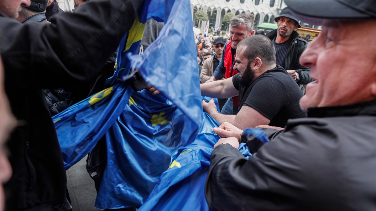 Gruzja: Protest w Tbilisi. Prokremlowskie grupy spaliły flagi UE