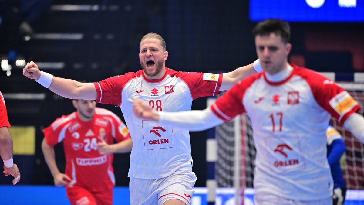 Dw&oacute;ch piłkarzy ręcznych w biało-czerwonych strojach świętuje zdobycie bramki. Jeden z nich ma uniesione ręce w geście triumfu.