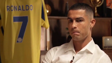 Cristiano Ronaldo siedzi na kanapie, w tle koszulka z jego nazwiskiem i numerem.