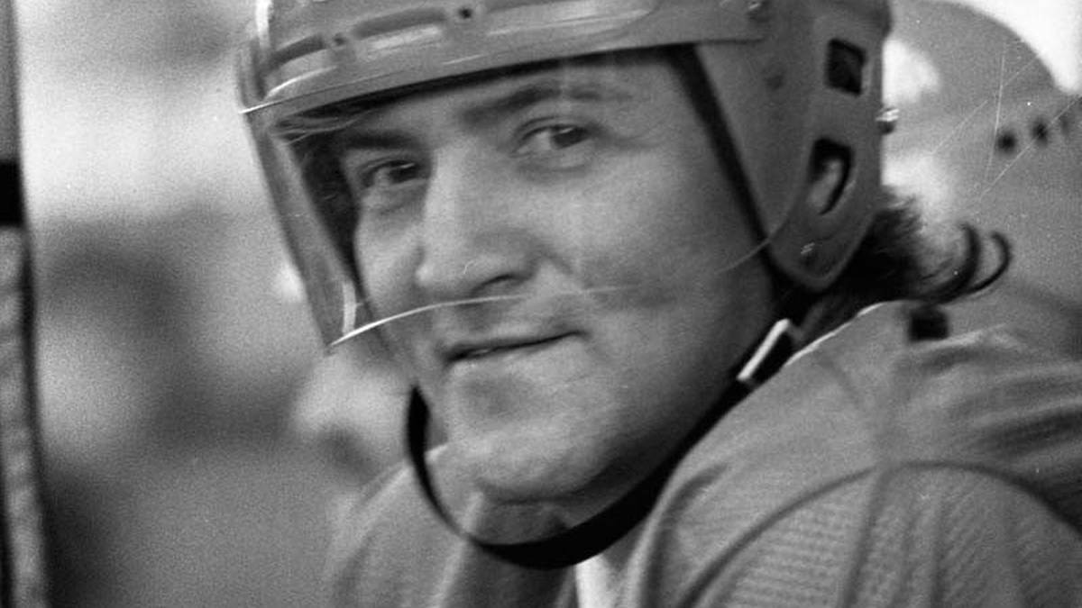 Portret mężczyzny w kasku hokejowym.