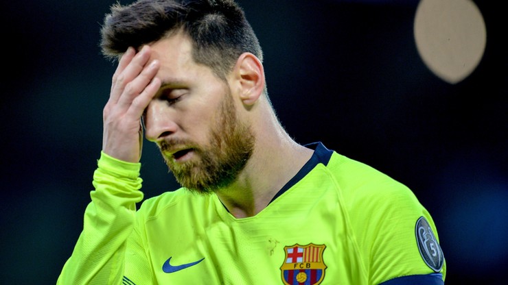 Piłkarz Lionel Messi z dłonią na czole, wyrażający smutek i rozczarowanie.