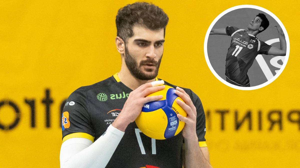 Mężczyzna w stroju sportowym trzyma piłkę do siatkówki, obok wizerunek innego siatkarza