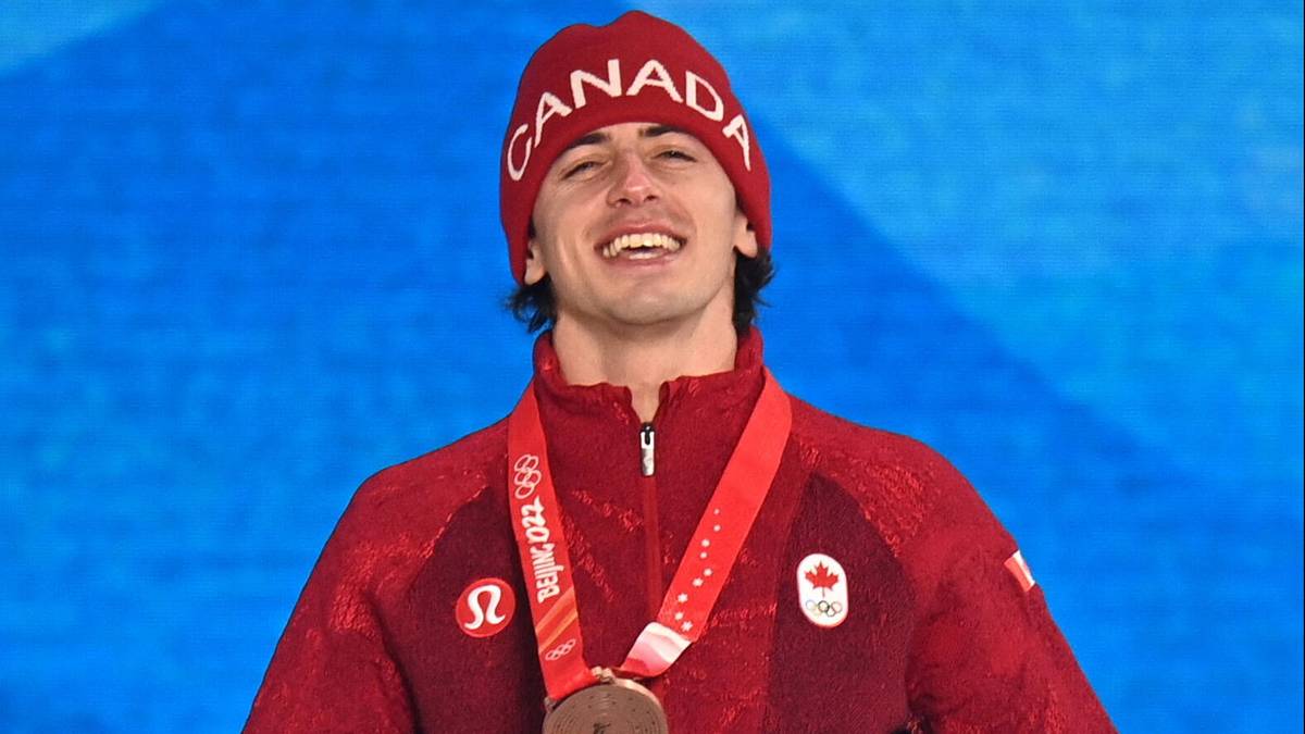 Kanadyjski snowboardzista Mark McMorris prezentuje medal na podium.