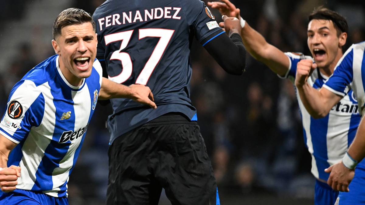 Piłkarze w niebiesko-białych strojach świętują zdobycie bramki, jeden z nich przybija piątkę koledze z drużyny, a drugi krzyczy z radości.