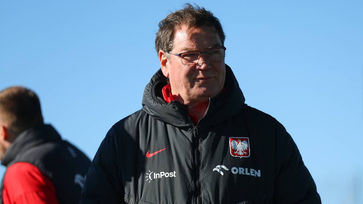 Michał Probierz, trener reprezentacji Polski w piłce nożnej, w kurtce z herbem Polski.