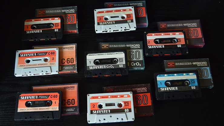 Efekt "Stranger Things" czy hipsterska moda? Wzrost sprzedaży kaset magnetofonowych