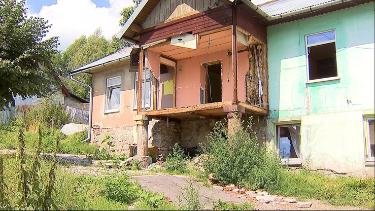 Samorządowy spór o Romów. Gmina kupiła im dom w sąsiedniej gminie, która nie chce ich przyjąć