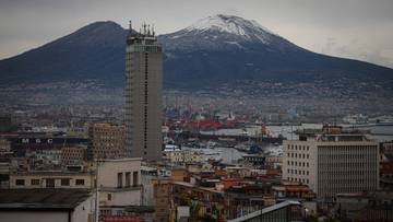 Widok na panoramę Neapolu z g&oacute;rującym Wezuwiuszem w tle.