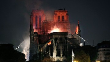 Potężny pożar katedry Notre Dame. "Korona cierniowa Jezusa uratowana"