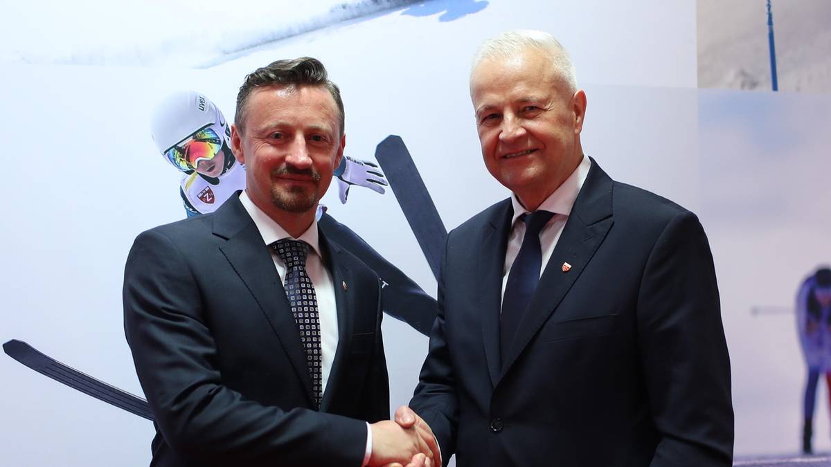 Dwóch mężczyzn w garniturach, jeden ściska dłoń drugiemu na tle kolażu ze zdjęciami sportowców zimowych.