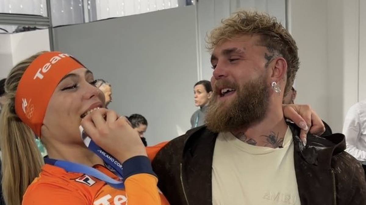 Jake Paul trzyma na rękach swoją partnerkę, medalistkę olimpijską w łyżwiarstwie szybkim.