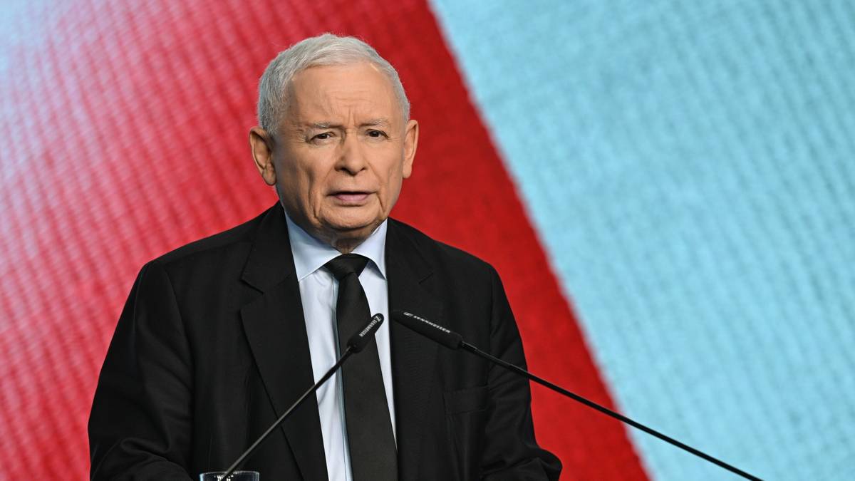 Jarosław Kaczyński przemawia za m&oacute;wnicą.