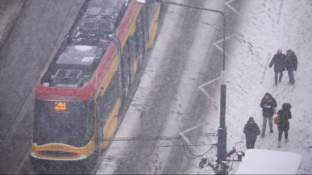 Zima paraliżuje stolicę. "Szklanka" na drogach, duże utrudnienia w ruchu