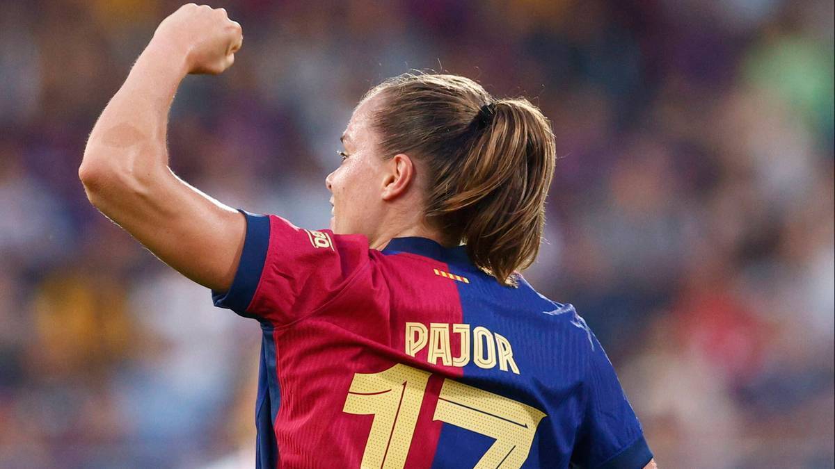 Piłkarka Ewa Pajor z uniesioną pięścią celebruje bramkę.