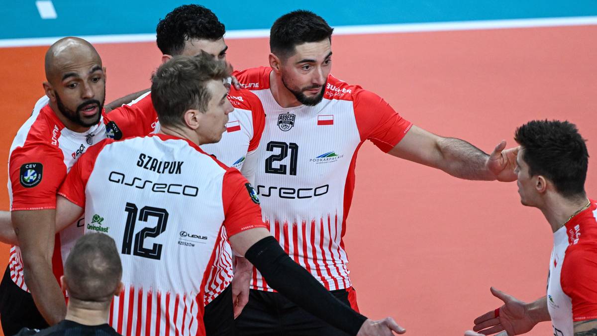 Siatkarze Asseco Resovii Rzesz&oacute;w świętujący zwycięstwo, jeden z zawodnik&oacute;w otrzymuje gratulacje.