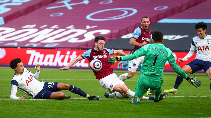 Premier League: Drużyna Łukasza Fabiańskiego awansowała na czwarte miejsce