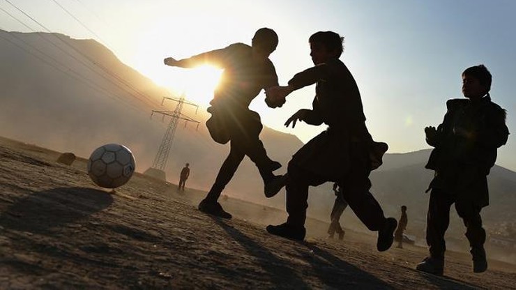 PZPN przekazał 60 piłek dla dzieci w Afganistanie. Zawiozą je żołnierze