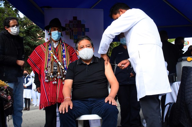 Boliwijski minister zdrowia Jeyson Auza zaszczepiony przeciw COVID-19