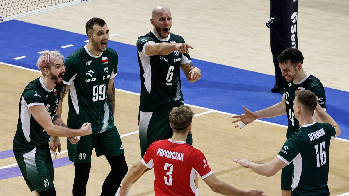 Siatkarze Polski świętują zdobycie punktu. Gracz w zielonej koszulce z numerem 6 wskazuje palcem na przeciwnika.