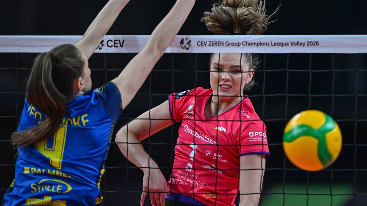 Dwie siatkarki walczą przy siatce o piłkę w meczu Ligi Mistrzyń.