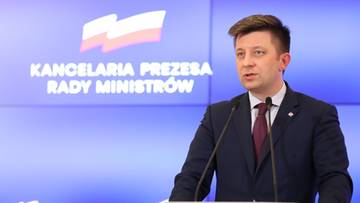 Michał Dworczyk przemawia przy m&oacute;wnicy na tle logo Kancelarii Prezesa Rady Ministr&oacute;w.