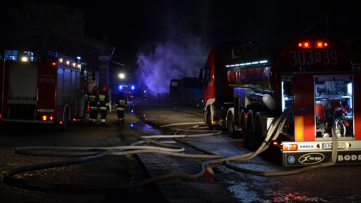 Pożar na parkingu autobusów rejsowych w Krakowie. Spłonęły trzy autokary