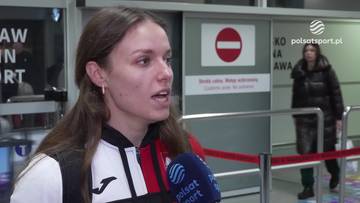 Kobieta w stroju sportowym z herbem Polski udziela wywiadu.